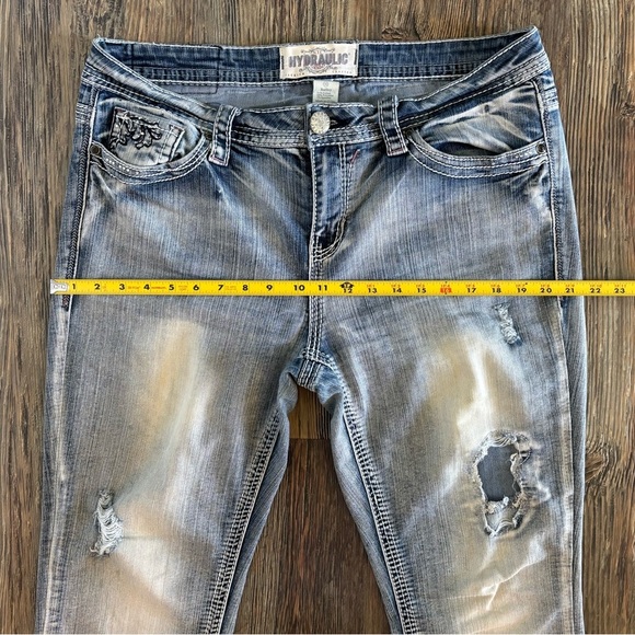 Hydraulic Bailey Blue Jean Capris Size 16 Distressed Embroidered Embellished Y2K - Picture 8 of 16